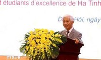 Remise de bourses Vallet à 212 élèves et étudiants éminents des provinces de Quang Binh, Quang Tri et Hà Tinh