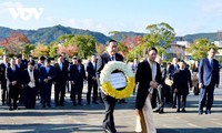 Trân Thanh Mân rend hommage aux victimes de la bombe atomique à Nagasaki 