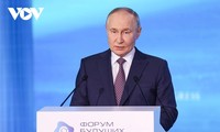 Vladimir Poutine participe au forum technologique Futur 2025 à Moscou