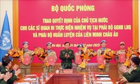 Remise de décisions présidentielles à cinq officiers vietnamiens pour des missions de maintien de la paix de l'ONU