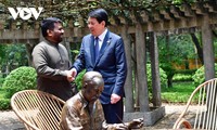 Luong Cuong et son homologue sri-lankais visitent le site commémoratif de Hô Chi Minh à Hanoï
