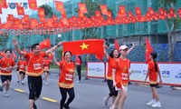 Hơn 2 vạn người mặc áo cờ đỏ sao vàng tại giải chạy “Việt Nam tôi đó“