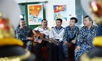 Soldiers on DK1 platform receive Tet gifts