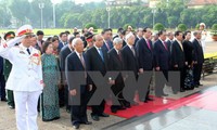  Des dirigeants du Parti et de l’Etat rendent hommage au Président Ho Chi Minh 