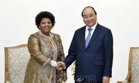 La ministre sud-africaine de la Défense reçue par Nguyên Xuân Phuc