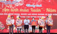 Nguyên Xuân Phuc remet des cadeaux de Têt à des démunis de la ville de Thu Duc