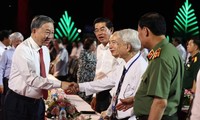 Tô Lâm assiste à une émission spéciale en l’honneur du 70ᵉ anniversaire du déplacement vers le Nord des militaires et civils du Sud