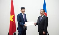 VNese Ambassador presents credentials to ASEAN Secretary General