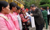 Tet gifts presented to ethnic people in Lai Chau