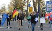 Hundreds protest against lockdown at Polish-German border