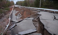 Japan quake: Rescuers rush to reach survivors