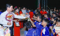 Disadvantaged children given gifts during Mid-Autumn Festival 