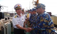 Naval squadron gives early Tet gifts to officers, civilians in Truong Sa 