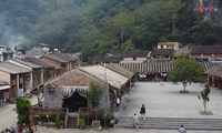 Phố cổ Đồng Văn: Hài hòa giữa hiện đại và cổ kính