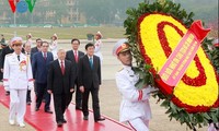 Spitzenpolitiker besuchen Ho Chi Minh-Mausoleum