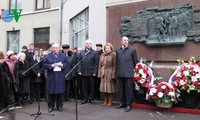 Russland hängt Schild zur Erinnerung an Gefallene während des Krieges auf