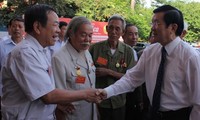 Staatspräsident Truong Tan Sang trifft die ehemaligen Revolutionäre der Provinz Ninh Binh