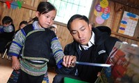 Ein junger Erzieher im Kindergarten im Bergkreis Mu Cang Chai