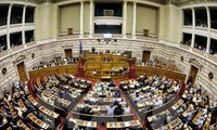 Das griechische Parlament verabschiedet Reform, um Hilfspaket zu bekommen