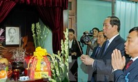 Staatspräsident Tran Dai Quang zündet Räucherstäbchen zum Gedenk an Präsident Ho Chi Minh an