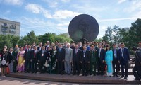 Staatspräsident Tran Dai Quang legt Blumenkorbvor der Statue des Präsidenten Ho Chi Minh in Moskau