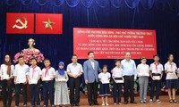 Vize-Premierminister Truong Hoa Binh besucht Cham-Volksgruppe und Khmer-Volksgruppe in Ho Chi Minh Stadt