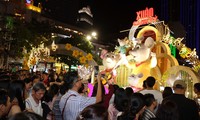 Die Blumenstraße Nguyen Hue in Ho-Chi-Minh-Stadt zieht zahlreiche Touristen an