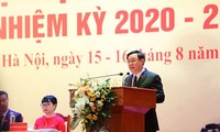 Der Parteisekretär von Hanoi Vuong Dinh Hue nimmt an Parteisitzung der Nationaluniversität Hanoi teil