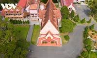 „Check in” in der Rosa-Kirche in Da Lat