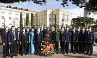 Staatspräsident Nguyen Xuan Phuc legt Blumenkranz am Denkmal von Präsident Ho Chi Minh in Singapur nieder