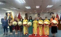 Vorstellung der vietnamesischen Ao-Dai-Tracht in Venezuela 