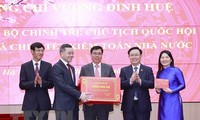 Parlamentspräsident Vuong Dinh Hue besucht den Rechnungshof zum neuen Jahr