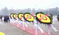 Spitzenpolitiker besuchen Ho-Chi-Minh-Mausoleum