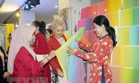 Diplomatischen Vertretungen in Vietnam Tracht Ao Dai vorstellen