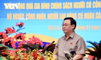 Parlamentspräsident Vuong Dinh Hue besucht bewaffnete Streitkräfte und Arbeitnehmer in Gia Lai