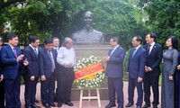 Premierminister Pham Minh Chinh legt Blumenkränze beim Denkmal von Präsident Ho Chi Minh in Neu Delhi nieder