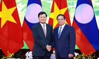 Premierminister Pham Minh Chinh führt Gespräch mit Partei- und Staatschef von Laos