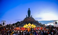 Tausende Menschen beten um Frieden für die Welt am Berg Ba Den