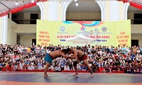 Offene Meisterschaft im traditionellen vietnamesischen Ringkampf in Hanoi