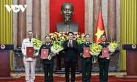 Staatspräsident Luong Cuong überreicht Ernennungsurkunden an hochrangige Armee- und Polizeioffiziere