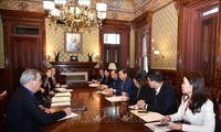 Lê Minh Khai rencontre des officiels et des entrepreneurs américains