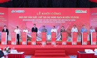 Pham Minh Chinh assiste à la mise en chantier d’une usine électronique à Hoa Binh