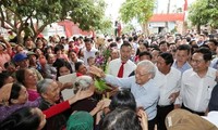 Le secrétaire général Nguyễn Phú Trọng, le peuple et l’armée: Des souvenirs en images