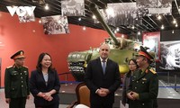 Le président bulgare visite le Musée d'Histoire Militaire du Vietnam