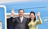 Trân Thanh Mân se rend à Singapour pour une visite officielle