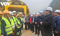 Le Premier ministre Pham Minh Chinh inspecte les travaux et présente ses vœux aux ouvriers du projet de l'autoroute Dông Dang - Trà Linh