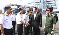 Le Premier ministre laotien en visite à la Société des Ports de Saïgon