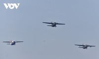 La “cavalerie volante” de l’armée de l’air vietnamienne en formation dans le ciel de Hanoï
