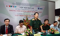 Trao giải cuộc thi viết “Những tấm gương bình dị mà cao quý” năm 2012