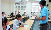 Các thí sinh tham dự đợt 1 kỳ thi tuyển sinh đại học, cao đẳng 2013 làm thủ tục dự thi